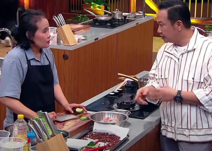 Potret Wiji saat tengah memasak dan dihampiri chef Rudy