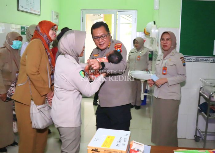 ANAK NEGARA: Direktur RS Bhayangkara Kombespol drg Agung Hadi Wijanarko menyerahkan Muhammad Daffa kepada petugas Dinas Sosial Kabupaten Kediri yang menjemputnya kemarin.