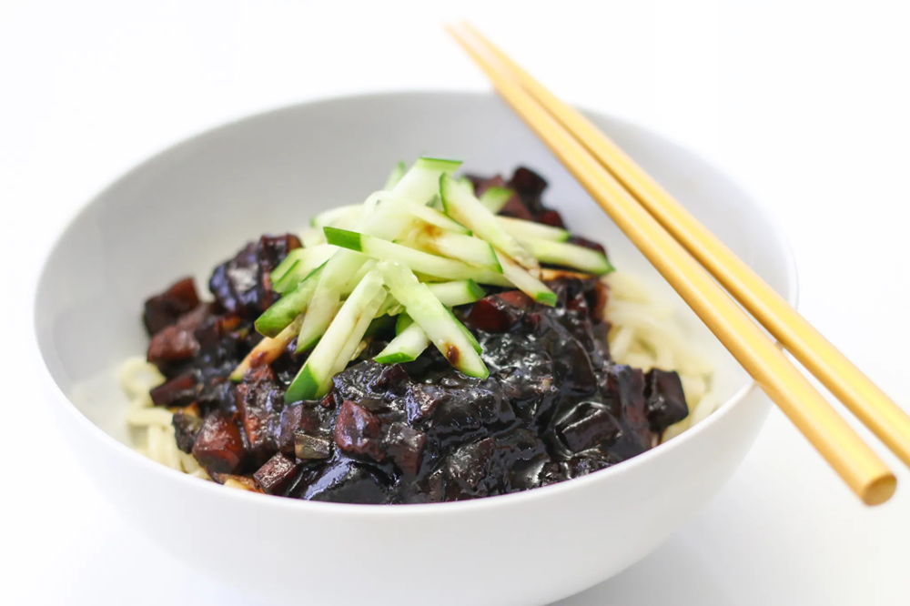 pada saat Black Day pria dikorea akan memakan jjajangmyeon sebagai bentuk kesedihan.