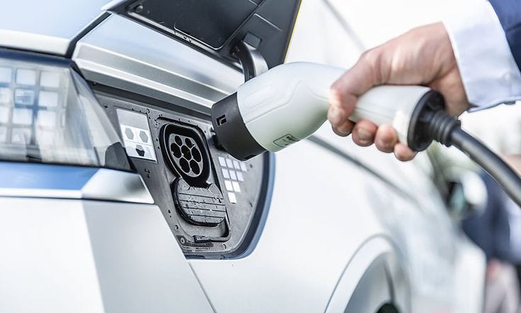 Pengecasan mobil listrik yang baik dan benar.