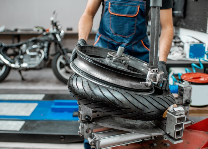 Proses pemasangan ban tubeless pada velg.