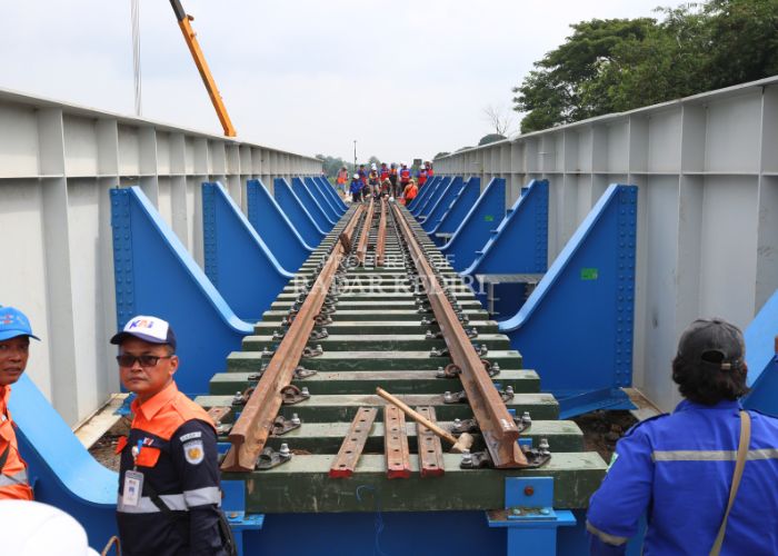 LEBIH KUAT: Satu unit crane memindahkan rangka jembatan KA kemarin pagi. Dengan konstruksi baru, kereta api tidak perlu lagi mengurangi laju kecepatannya.