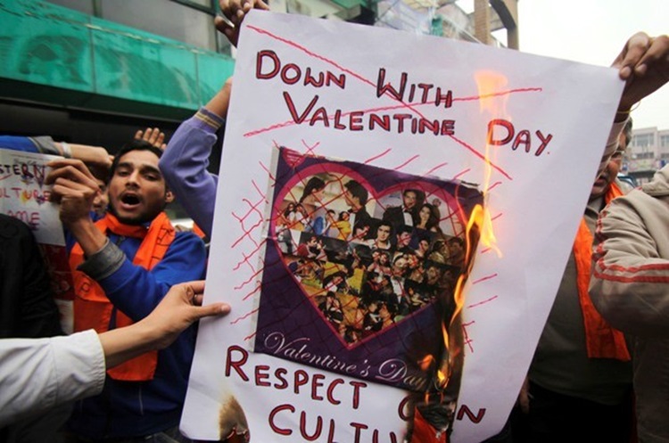 Larangan valentine di India