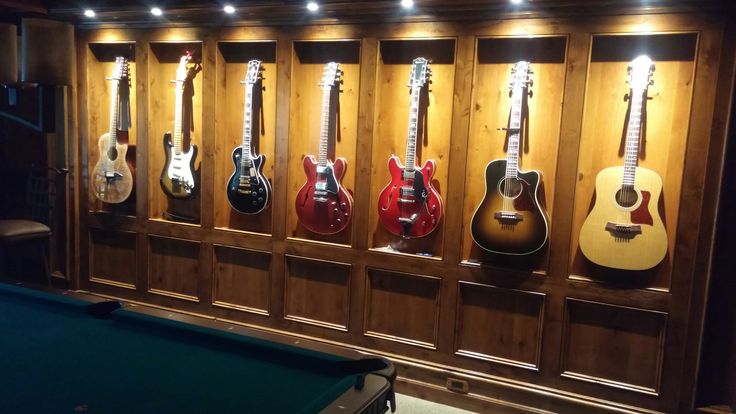 Mencari perbedaan antara gitar klasik, akustik dan elektrik.