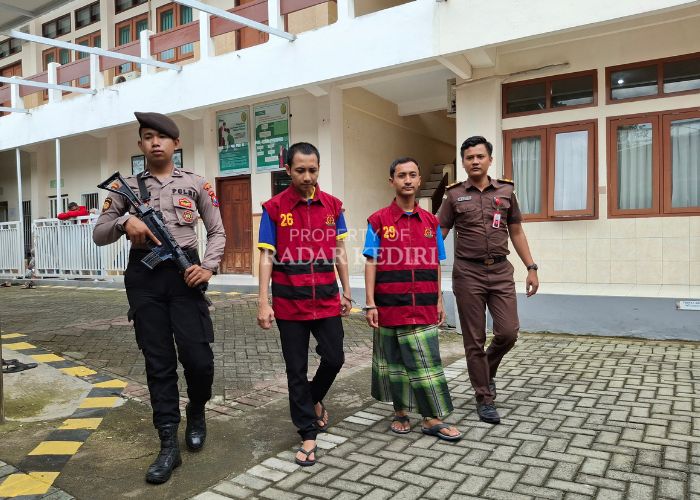 Wildan Aprilino Islachi, 29, dan Tri Zuhdi Aprilianto, 29, bersiap mengikuti sidang kasus perampokan di PN Kediri kemarin.