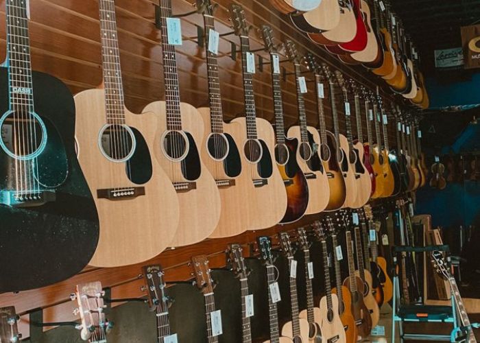 Beberapa gitar akustik yang bisa dipilih sesuai kebutuhan.
