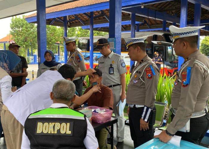 CEK URINE: Petugas kesehatan melakukan pemeriksaan ke supir bus di Terminal PAre.