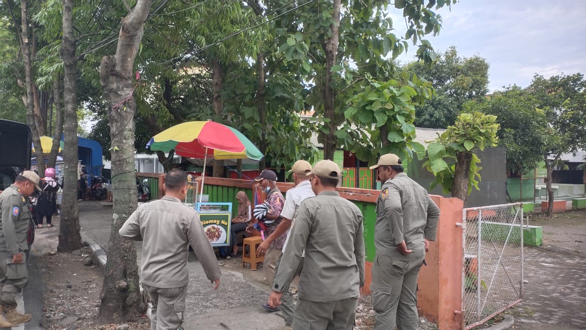 Seorang pengemis Ar, 70, di Kota Kediri viral karena didapati membawa uang sebanyak Rp 30 juta.