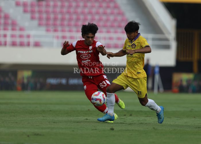 Riyatno Abiyoso beraksi saat Persik melawan Persis di putaran pertama Liga 1 di Stadion Manahan Solo.