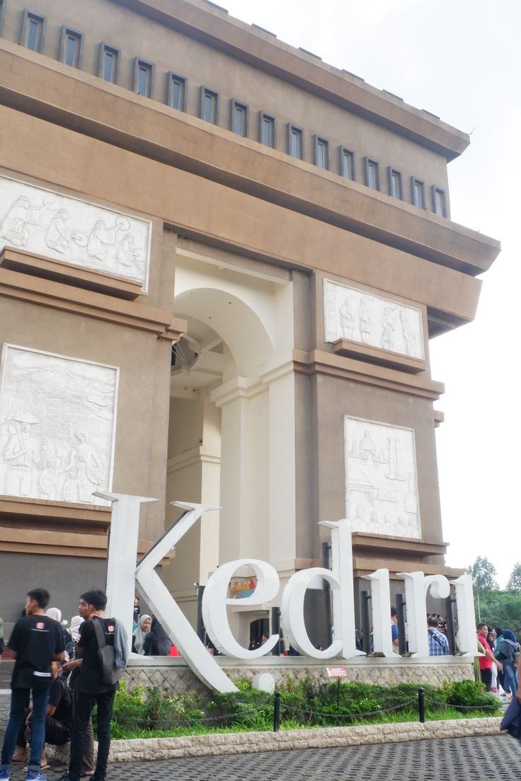 Monumen Simpang Lima Gumul yang menjadi ikon Kediri.