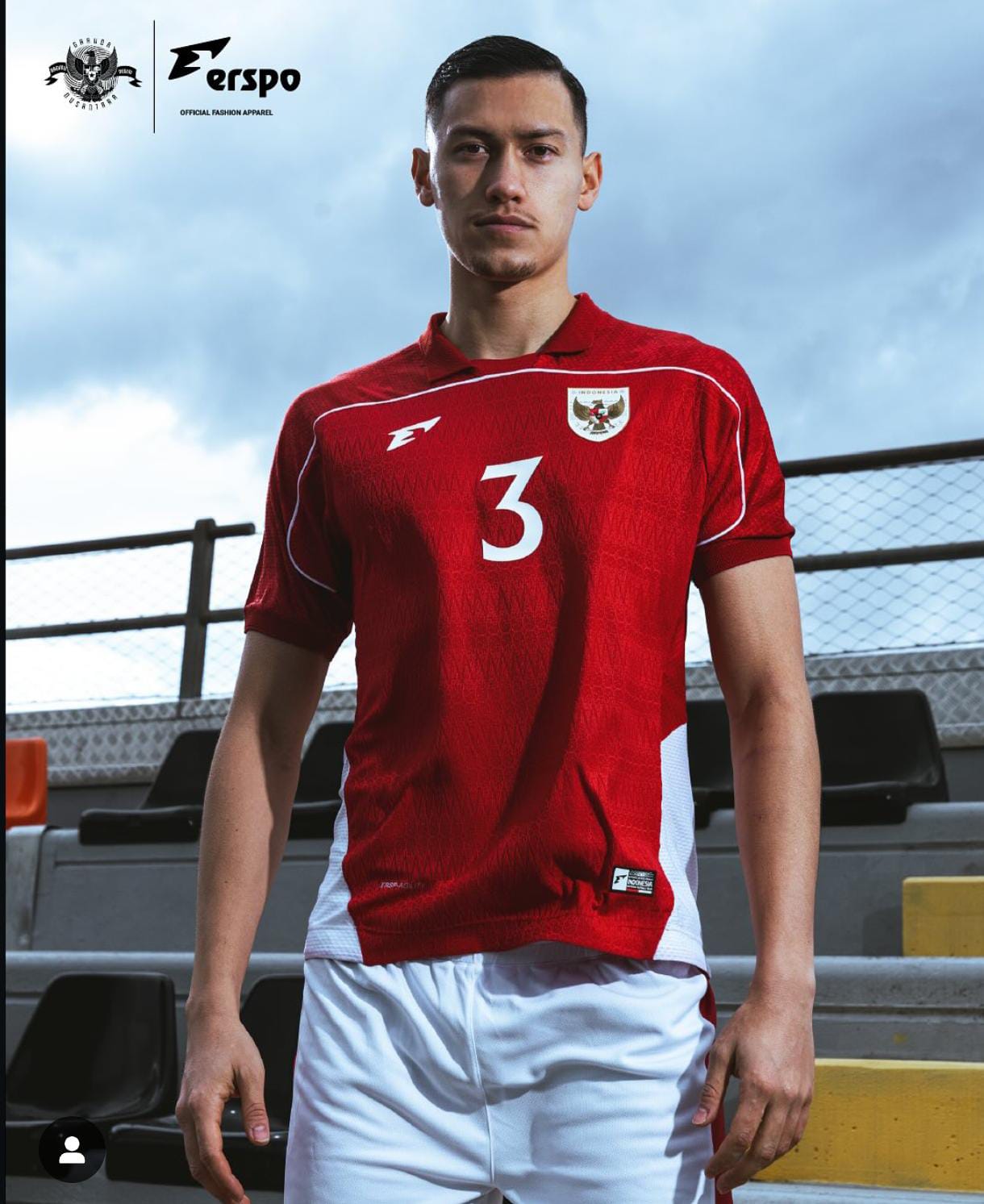 Jersey timnas terbaru dikenakan oleh Kapten Timnas Jay Idzes saat sesi foto bersama Erspo.