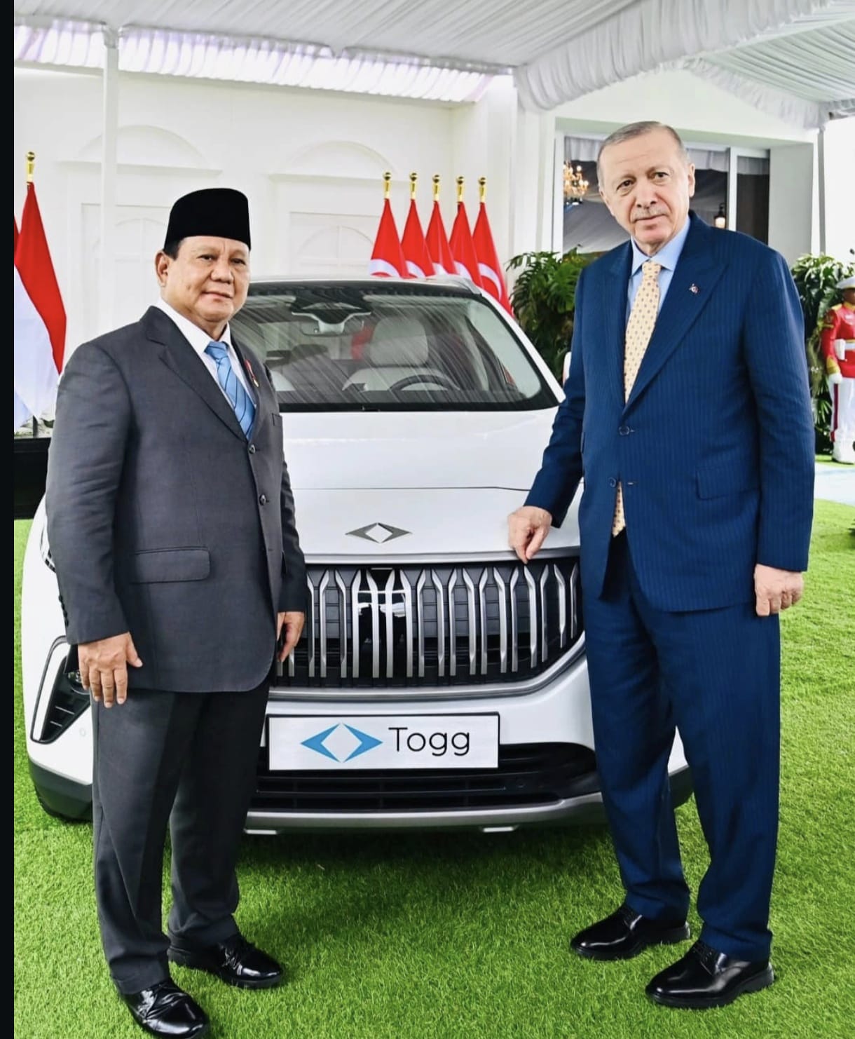 Presiden Turki Racep Tayyip Erdogan menyerahkan unit mobil listrik Togg T10X kepada Presiden Prabowo di Istana Kepresidenan.