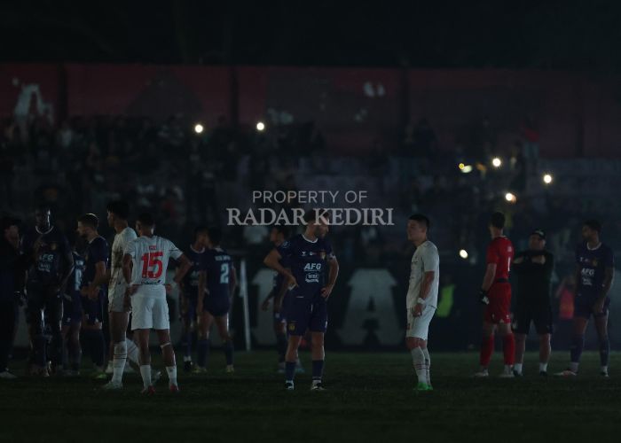 Kondisi Stadion Brawijaya Kota Kediri saat gelap gulita.