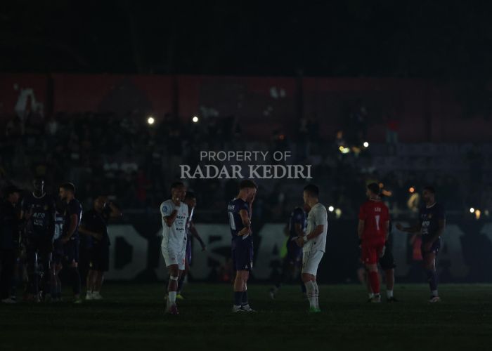 Pemain Persik Kediri dan Persis Solo berbincang saat lampu Stadion Brawijaya mati.