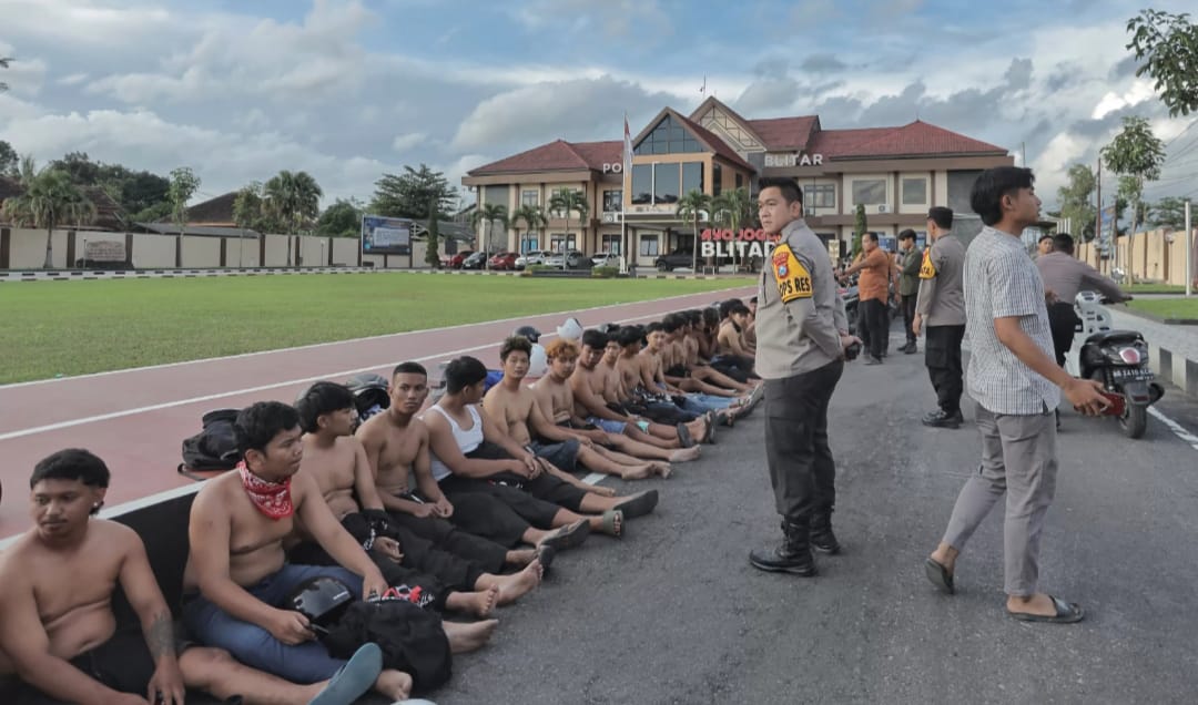 Puluhan pemuda dari anggota perguruan silat yang diamankan di Polres Blitar.