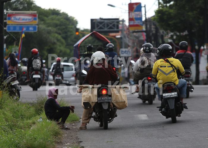 PASANG WAJAH IBA: Seorang pengemis tua meminta belas kasihan pengendara di jalan raya Kelurahan Mrican, Kecamatan Mojoroto.
