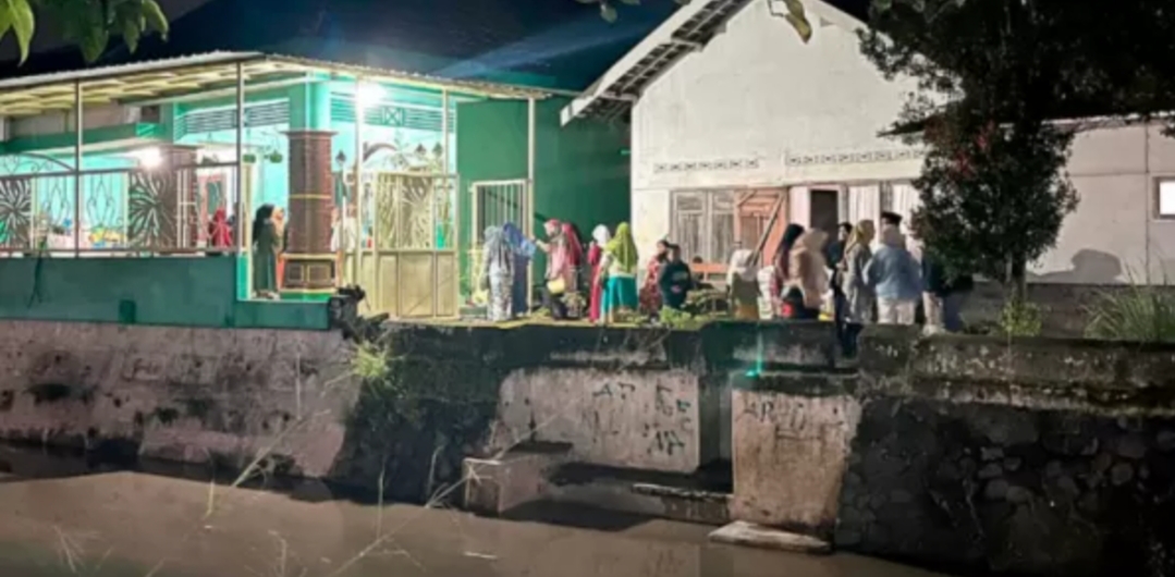 Rumah korban tenggelam yang di depannya ada sungai di Kepanjen, Kabupaten Malang.