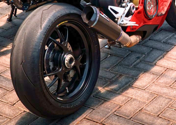 Ban semi-slick yang digunakan pada motor sport.