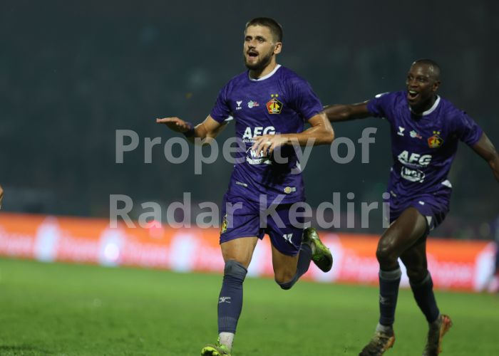 GAGAL PARTY: Majed Osaman sempat selebrasi usai melesatkan tendangan ke gawang Persis Solo pada Jumat (14/2) lalu.