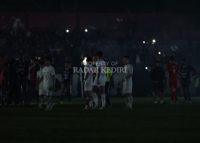 Suasana pertandingan Persik versus Persis Solo saat lampu Stadion Brawijaya mati.