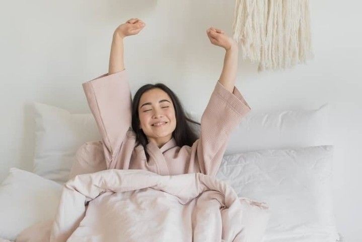 Tidur yang cukup bisa bikin awet muda secara alami.
