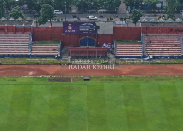 Papan skor Persik yang beberapa kali diperbaiki kondisinya sudah tidak layak.