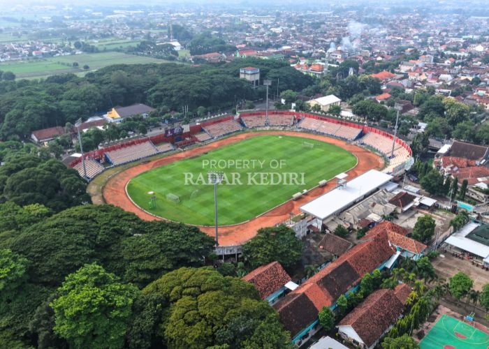Stadion Brawijaya yang kali terakhir direnovasi tahun 2000 silam belum tersentuh rehabilitasi selama puluhan tahun hingga kerusakan merata di sana.