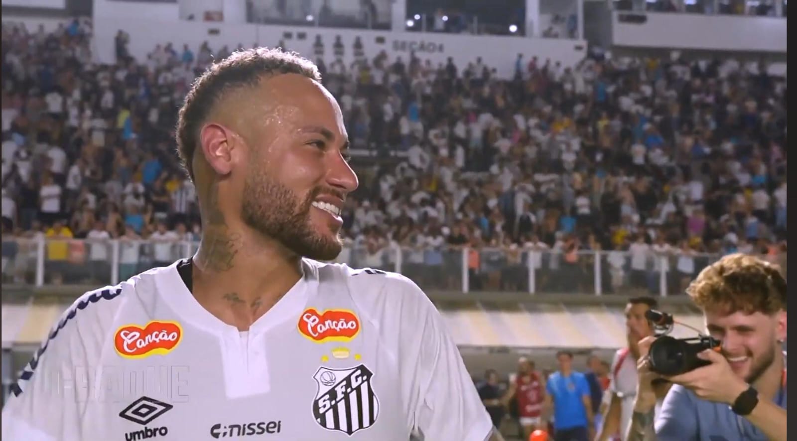 Neymar Tersenyum setelah memenangkan pertandingan