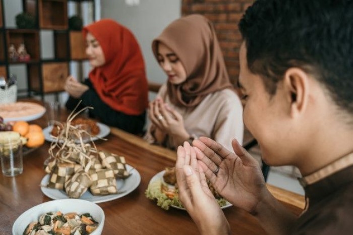 Makan sepotong roti pun harus berdoa