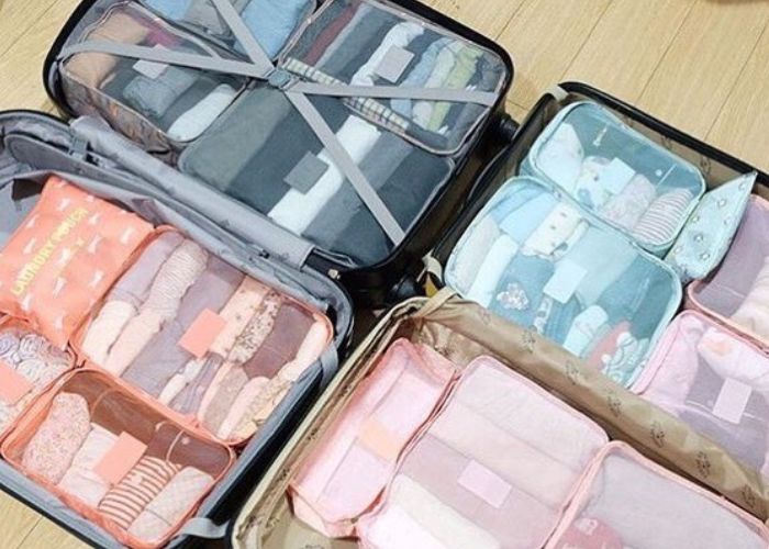 Memisahkan barang bawaan sesuai kategori dapat mempermudah saat liburan.