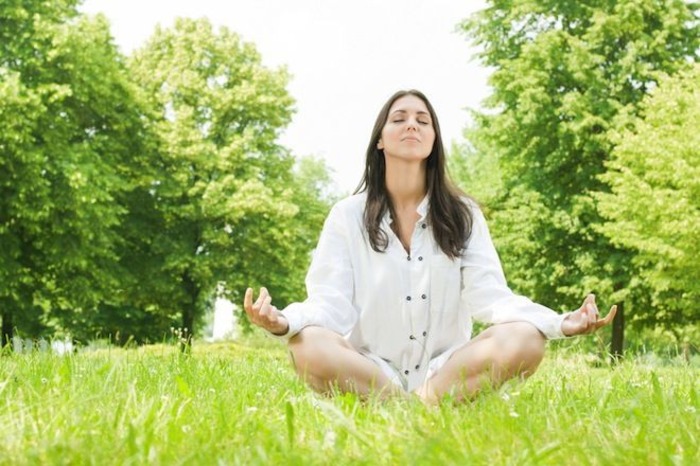 Yoga menjadi salah satu olahraga yang dapat menghilangkan stres dan bisa awet muda.