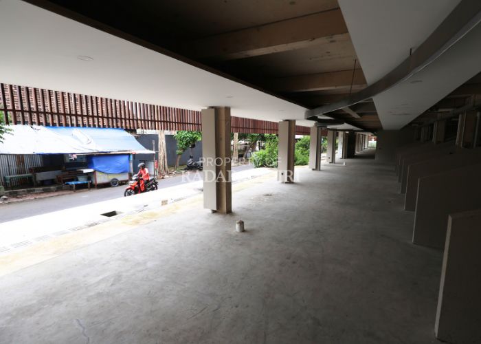Penampungan PKL yang hampir selesai dibangun terlihat kumuh karena bagian kanan kirinya ditumbuhi perdu.