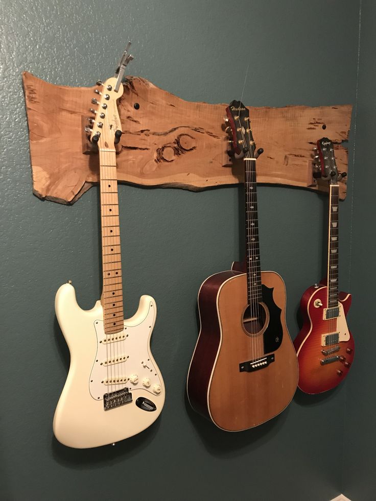 Pajangan gitar hasil buatan sendiri.