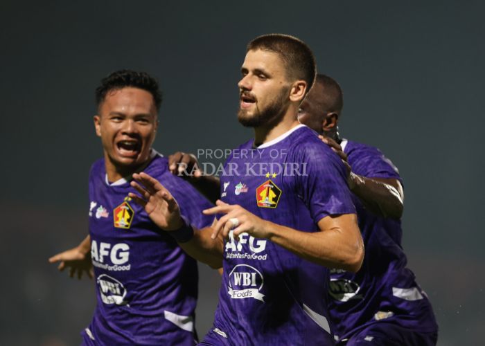 Majed Osman, Dede Sapari, dan Ousmane Fane merayakan gol ke gawang Persis Solo. Sayang gol itu akhirnya dianulir wasit.