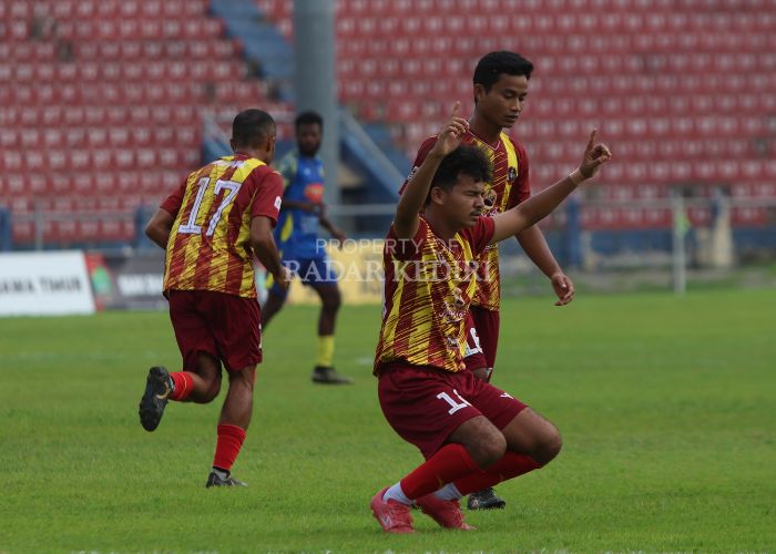 Pemain Inter Kediri melakukan selebrasi saat bertanding di Stadion Brawijaya.