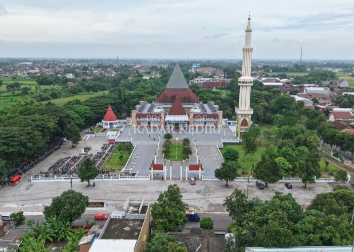 Masjid An-Nur Pare dipotret menggunakan drone. Setelah dilakukan revitalisasi tahap pertama, masjid ikonik ini menjadi lebih elok dan ramah disabilitas.