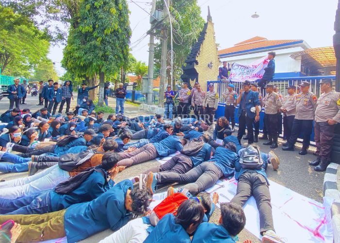 Puluhan mahasiswa Universitas Brawijaya menggelar aksi demonstrasi Indonesia Gelap di depan Gedung DPRD Kota Kediri Rabu (19/2).