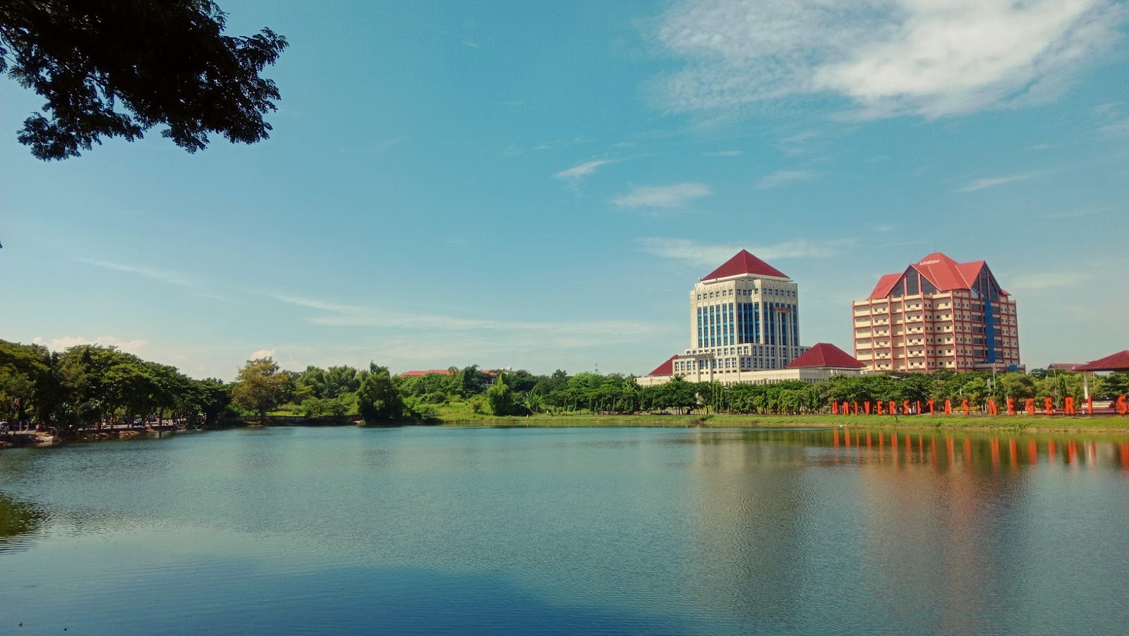 Danau Unesa dari Tepi Jalan