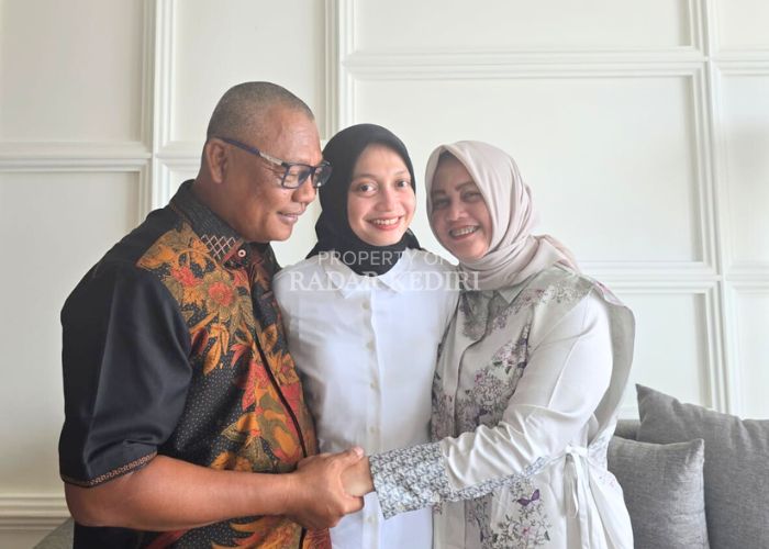 Wali Kota Kediri Vinanda Prameswati diapit Edy Herwiyanto, ayah, dan ibunya jelang geladi kotor pelantikan kemarin pagi.