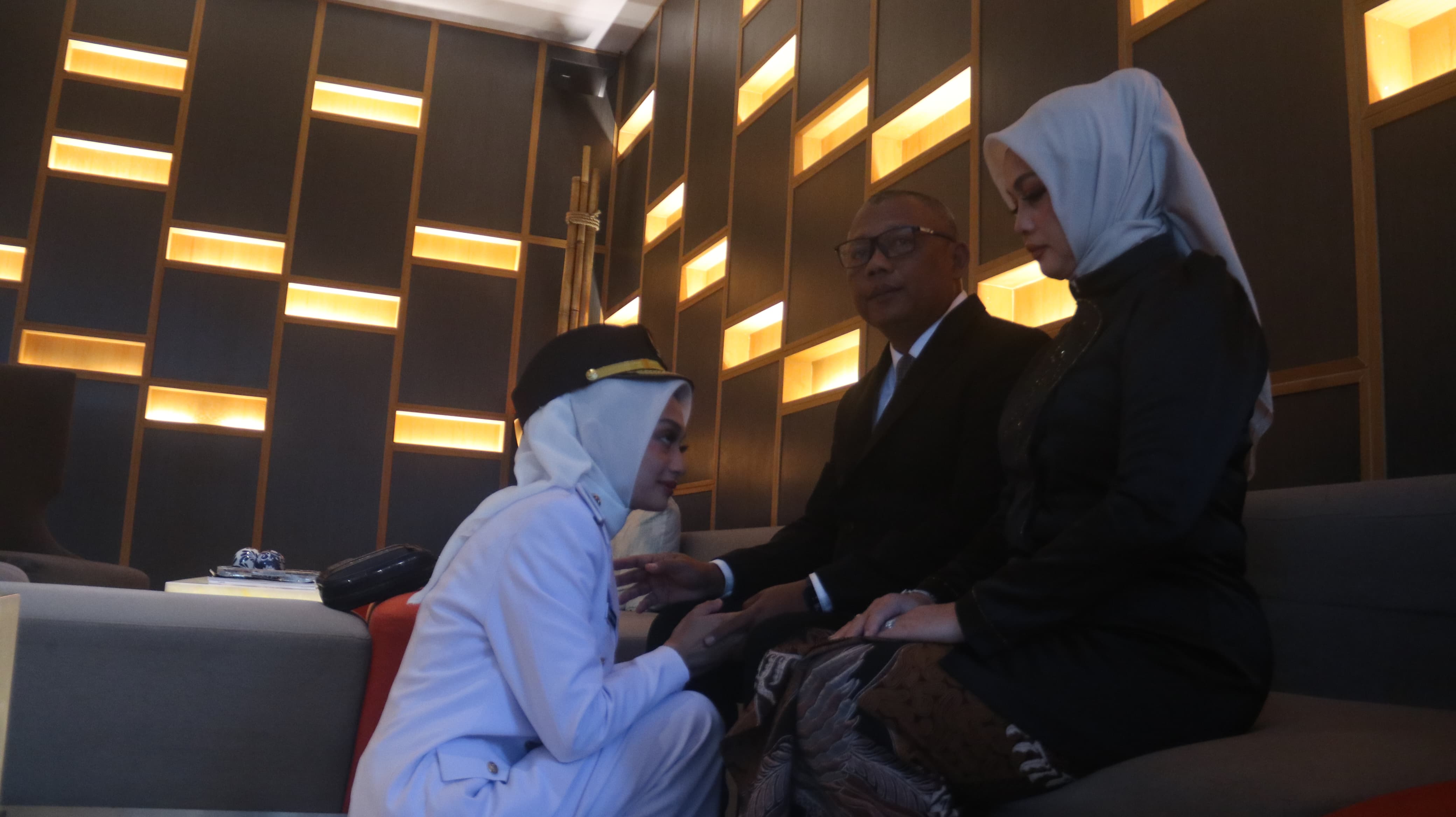 Vinanda Prameswati sungkem dengan kedua orang tuanya sebelum dilantik menjadi Wali Kota Kediri.