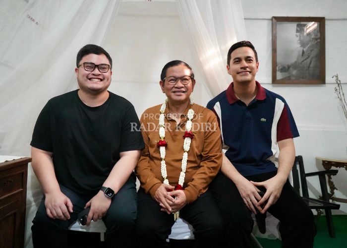Bupati Kediri Hanindhito Himawan Pramana bersama Pramono Anung, Sang Ayah dan Gusseto Ajie Bimo Pramana saat berkunjung ke situs Ndalem Pojok, Kecamatan Wates