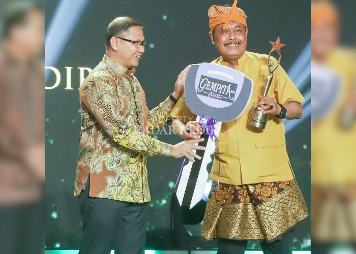 Kacabdin Wilayah Kediri Adi Prayitno saat menerima penghargaan dari Kepala Dinas Pendidikan Jawa Timur Aries Agung Paewai. Cabdin Kediri banyak menerima penghargaan selama 2024