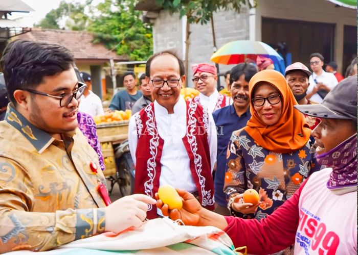 Dari kiri, Bupati Hanindhito Himawan Pramana, Kepala Bappeda Moch. Saleh Udin, dan Kepala Disdag Tutik Purwaningsih berbincang dengan pedagang mangga podang.