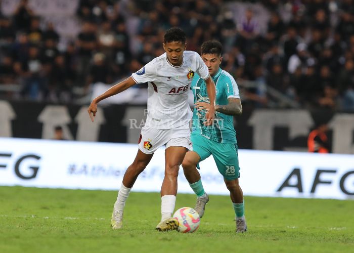 Pemain muda Persik Kediri Rifqi Ray saat kontra PSBS Biak di Stadion Brawijaya.