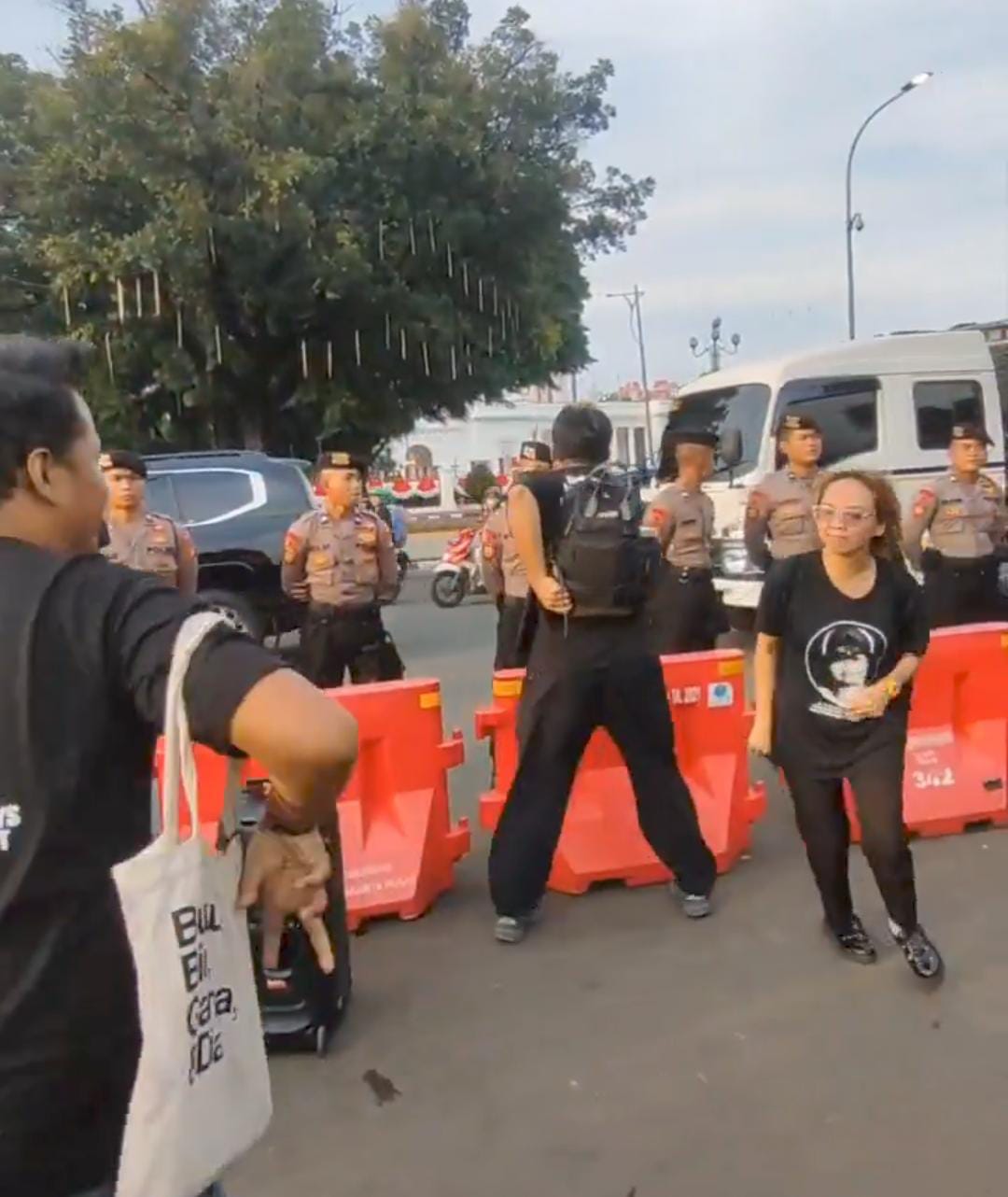 Aksi demo kamisan nyanyikan lagu Bayar Bayar Bayar