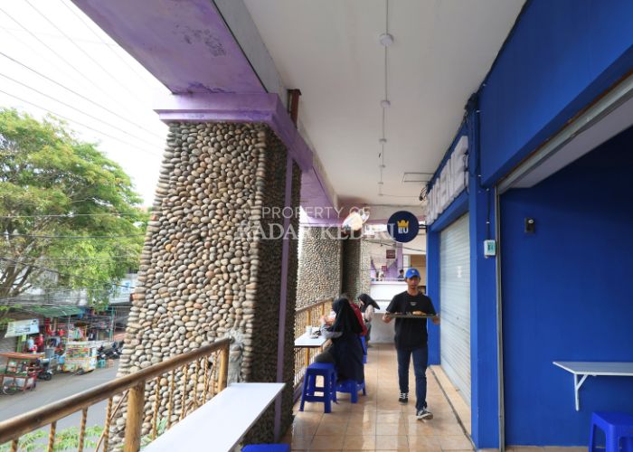 Seorang pelayan mengantarkan pesanan di Pasar Pahing lantai 2.