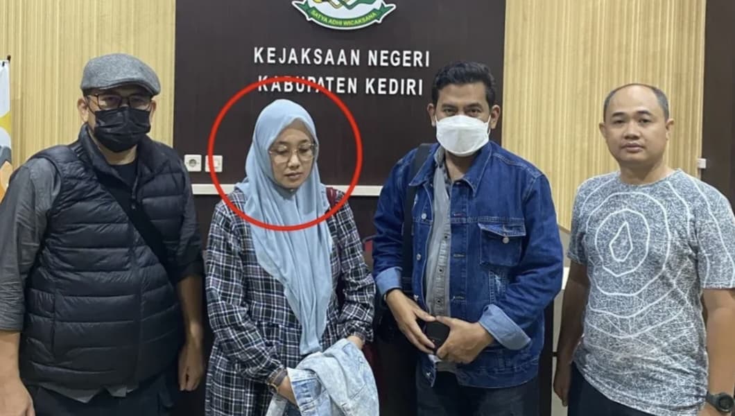 Tim Kejagung mengmankan perempuan asal Aceh di Kediri setelah 9 tahun DPO perkara Jarimah Khalawat.
