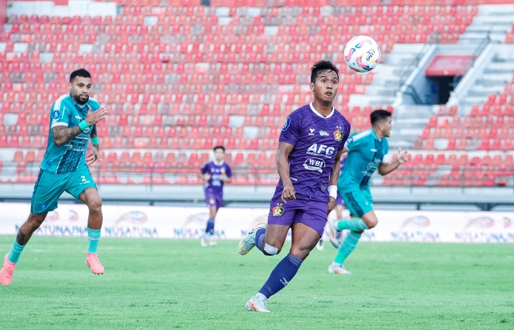 Striker Persik Kediri M. Khanafi berhasil mencetak satu gol untuk Macan Putih.