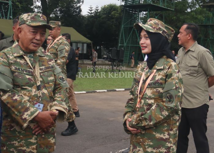 Wali Kota Kediri Vinanda Prameswati berbincang dengan Bupati Malang Sanusi.