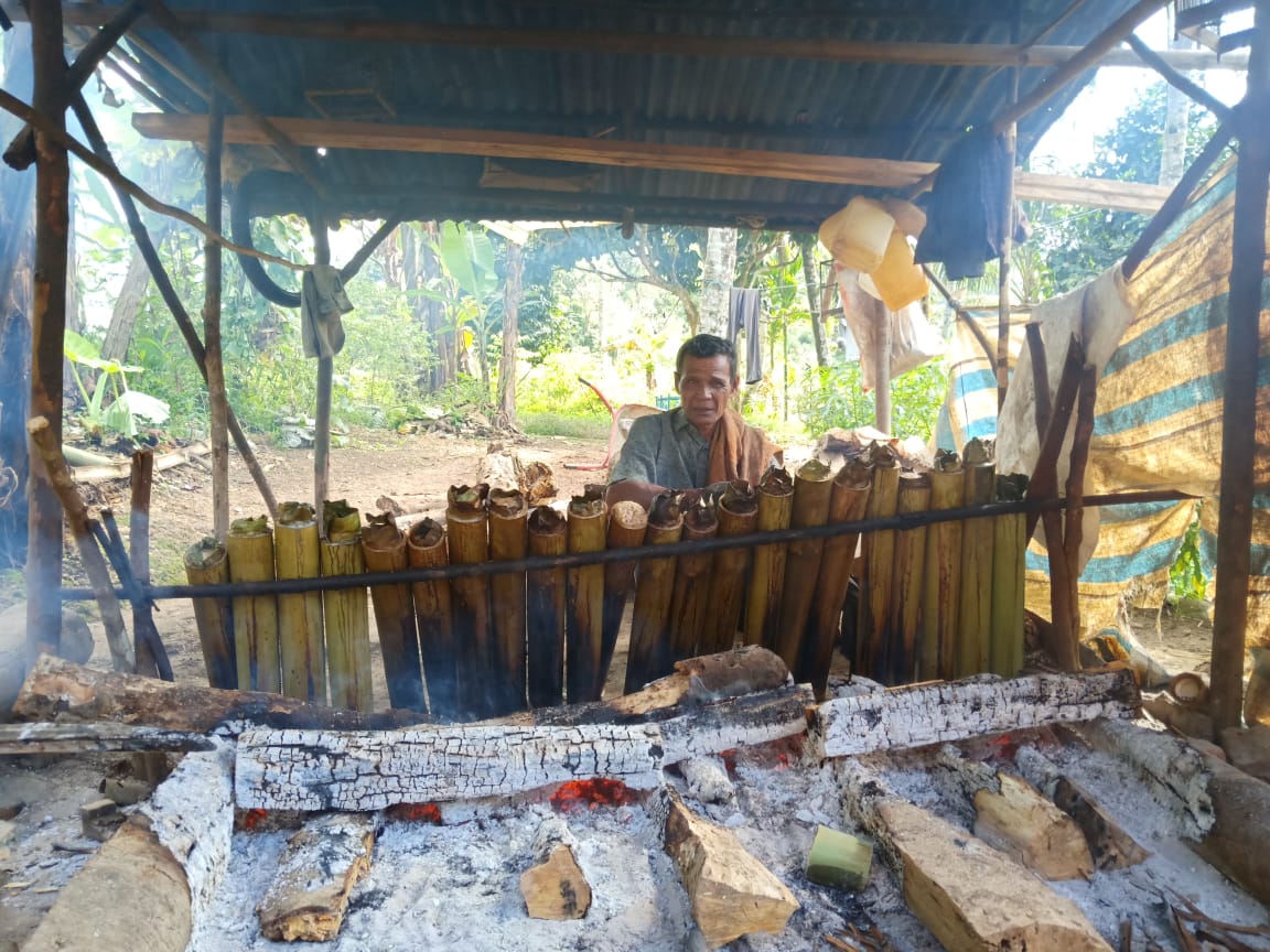 potret salah satu warga yang sedang memasak lemang.